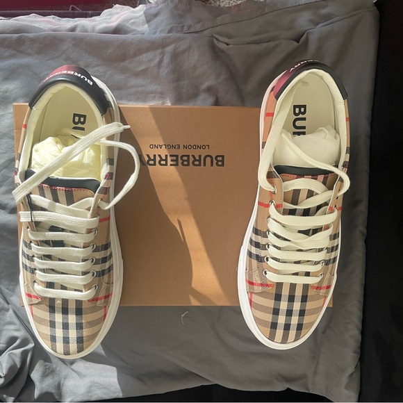 Burberry Brand New 9 US - Picture 1 of 7